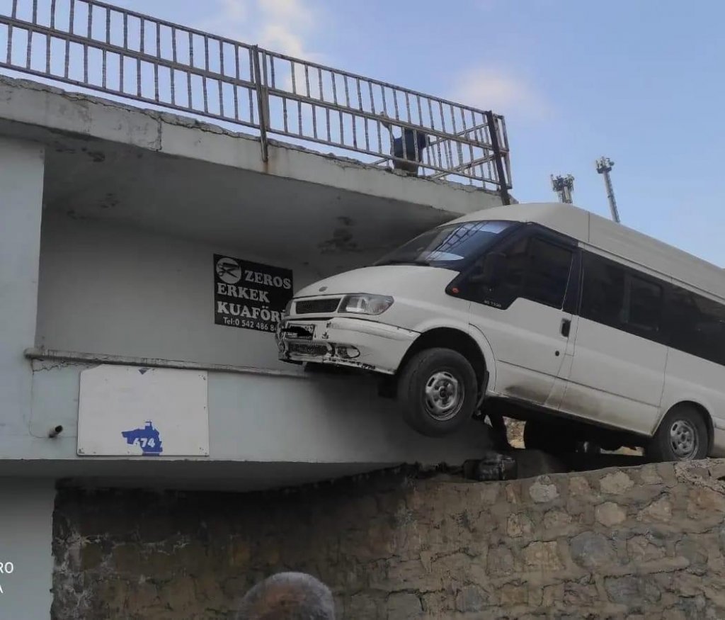 Şırnak'ta minibüs bir iş yerinin avlusuna girdi