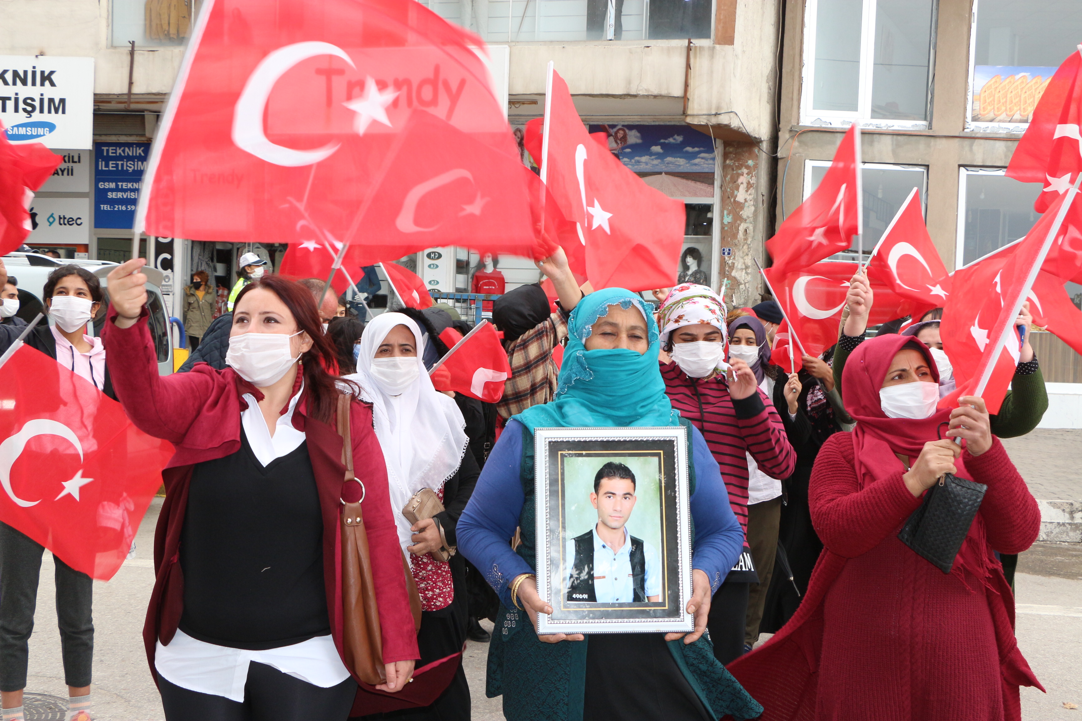 ÇOCUKLARI PKK TARAFINDAN KAÇIRILAN AİLELERİN ŞIRNAK'TAKİ EYLEMİ 9'UNCU HAFTADA