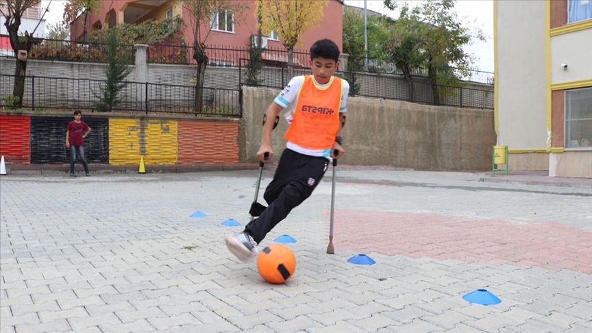 Doğuştan engelli ampute futbolcunun hayalini "milli forma" süslüyor