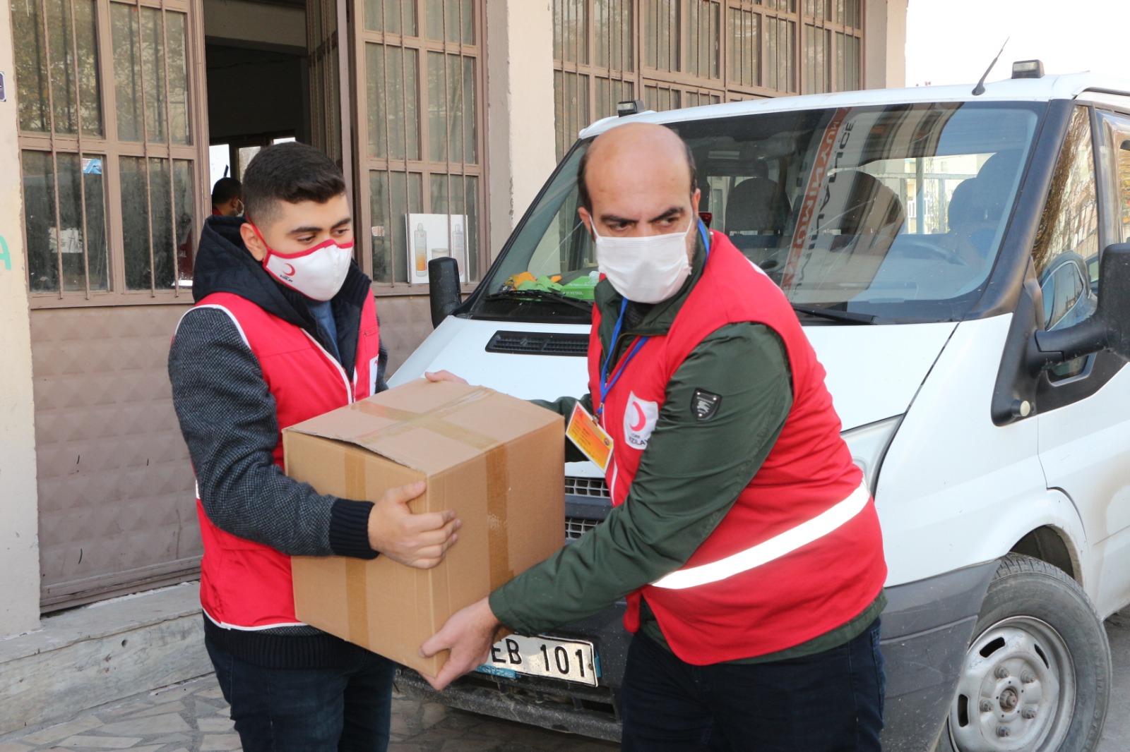 Şırnak'ta Kızılay'dan kısıtlamada ihtiyaç sahiplerine yardım paketi