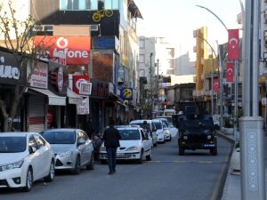 CİZRE'DE POLİSLER CADDE VE SOKAKLARDA 'EVDE KAL' UYARILARINI SÜRDÜRÜYOR