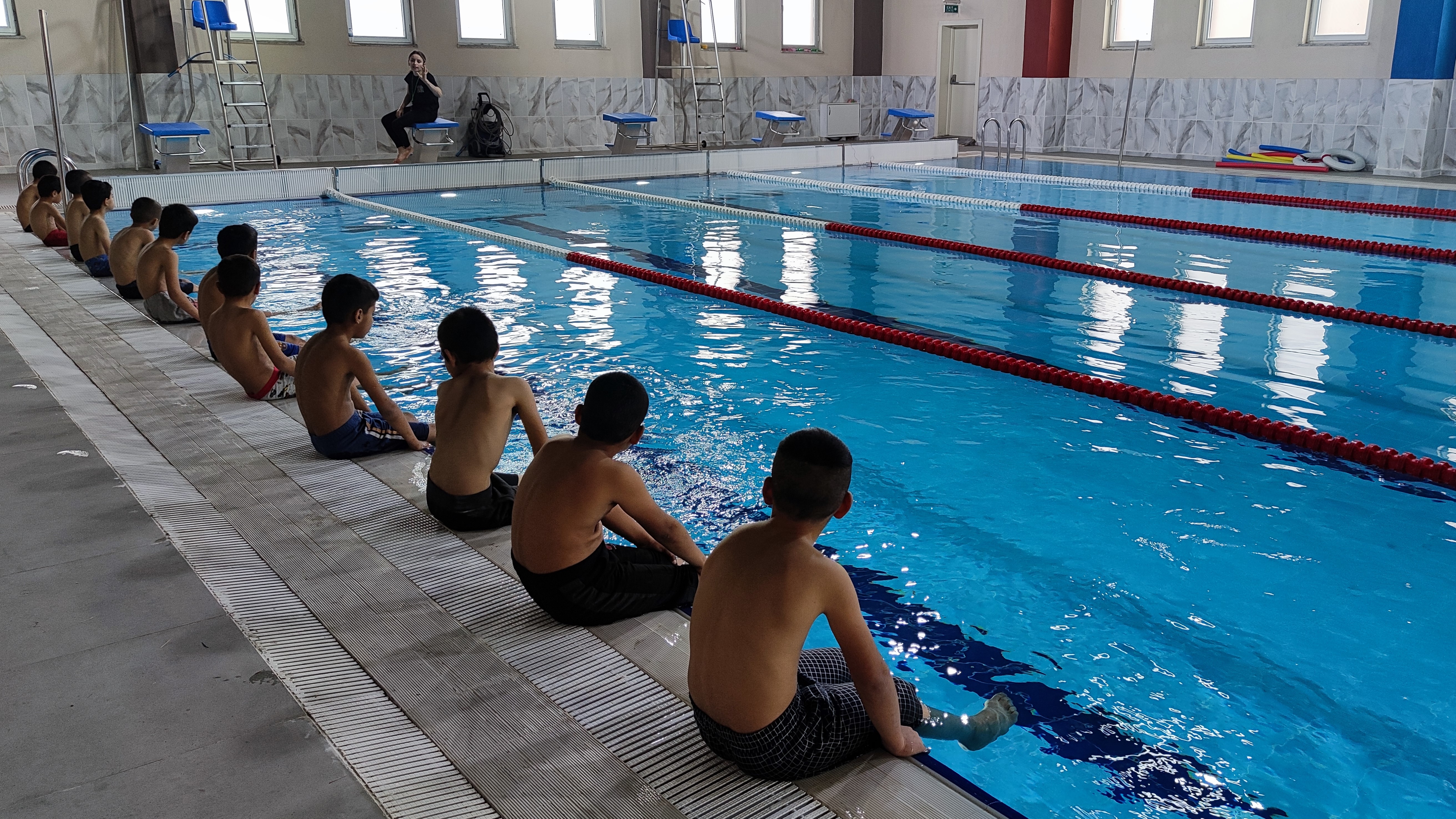 Şırnak'ta havuzla tanışan köy çocuklarına yüzme eğitimi veriliyor