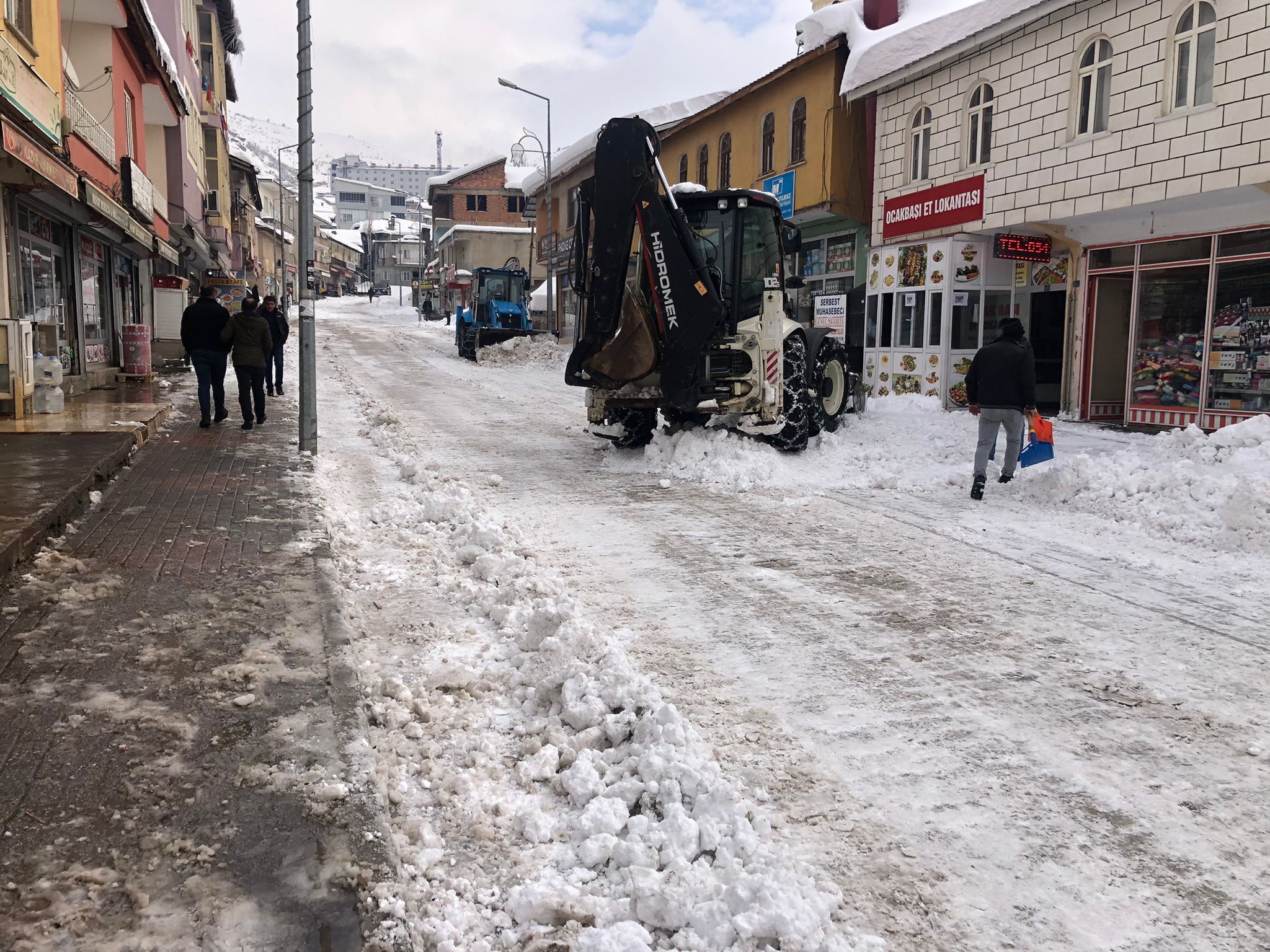 Beytüşşebap'ta belediye ekipleri kar temizleme ve tuzlama çalışmasını sürdürüyor