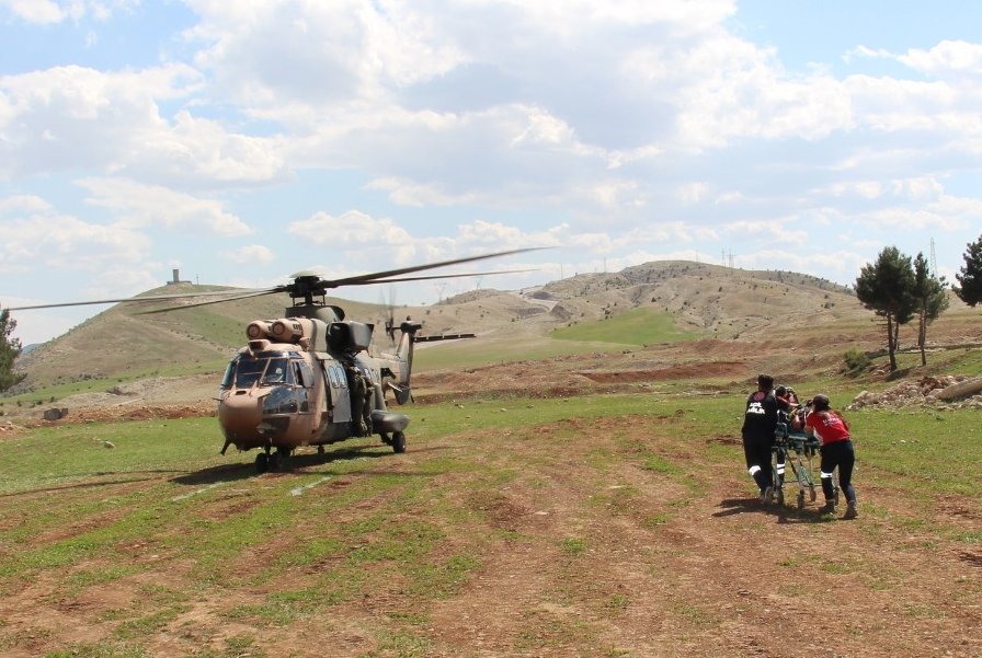 Kayalıklardan düşen kişi askeri helikopterle hastaneye kaldırıldı