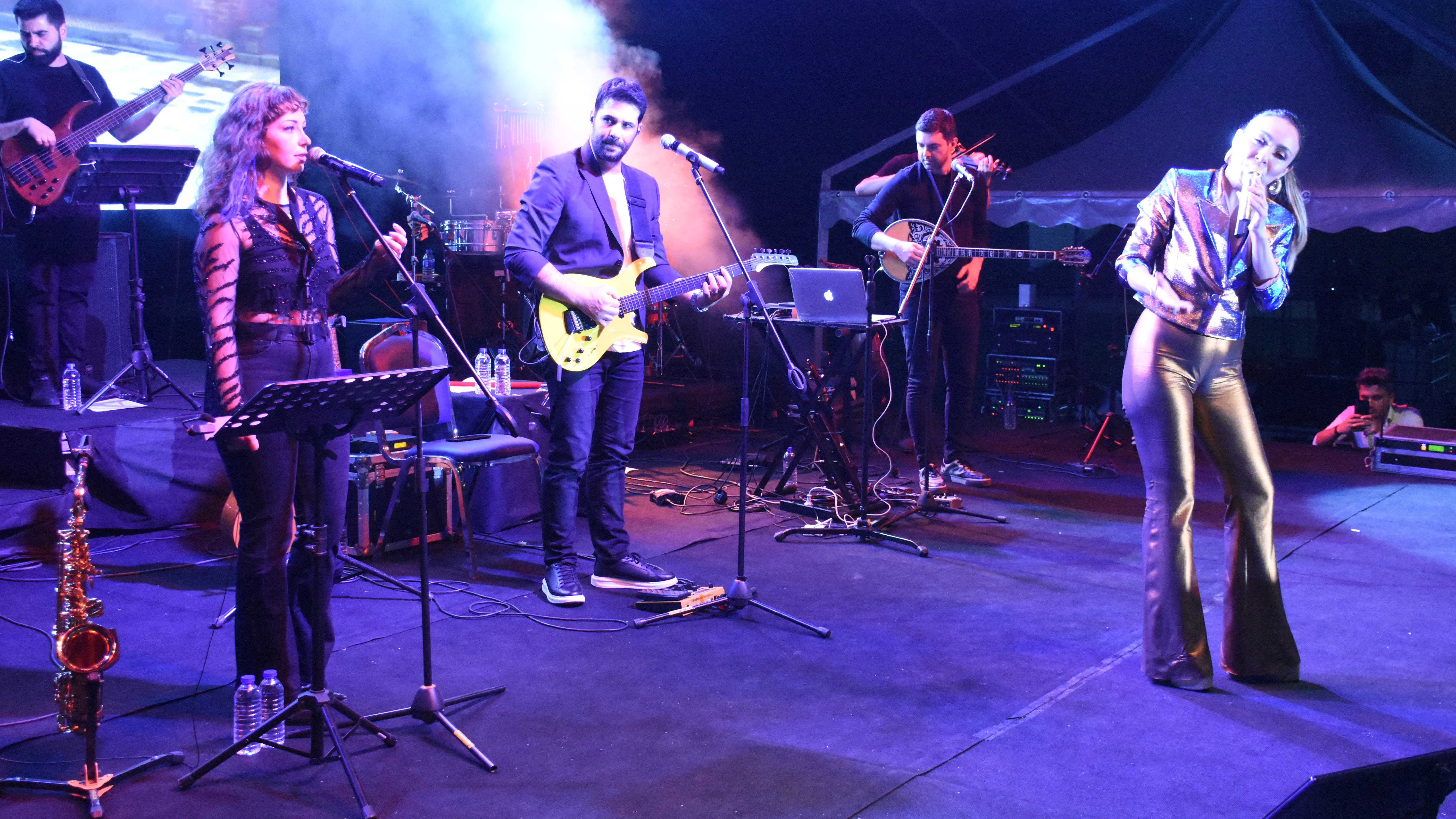 Şırnak'ta sanatçı Ziynet Sali konser verdi