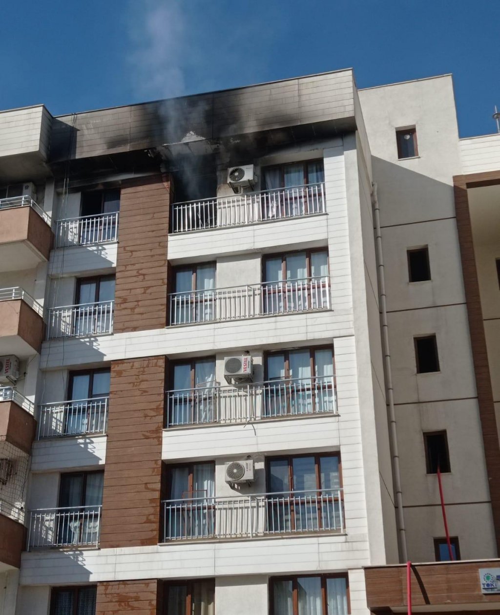 Şırnak'ta 5 katlı binada çıkan yangın söndürüldü
