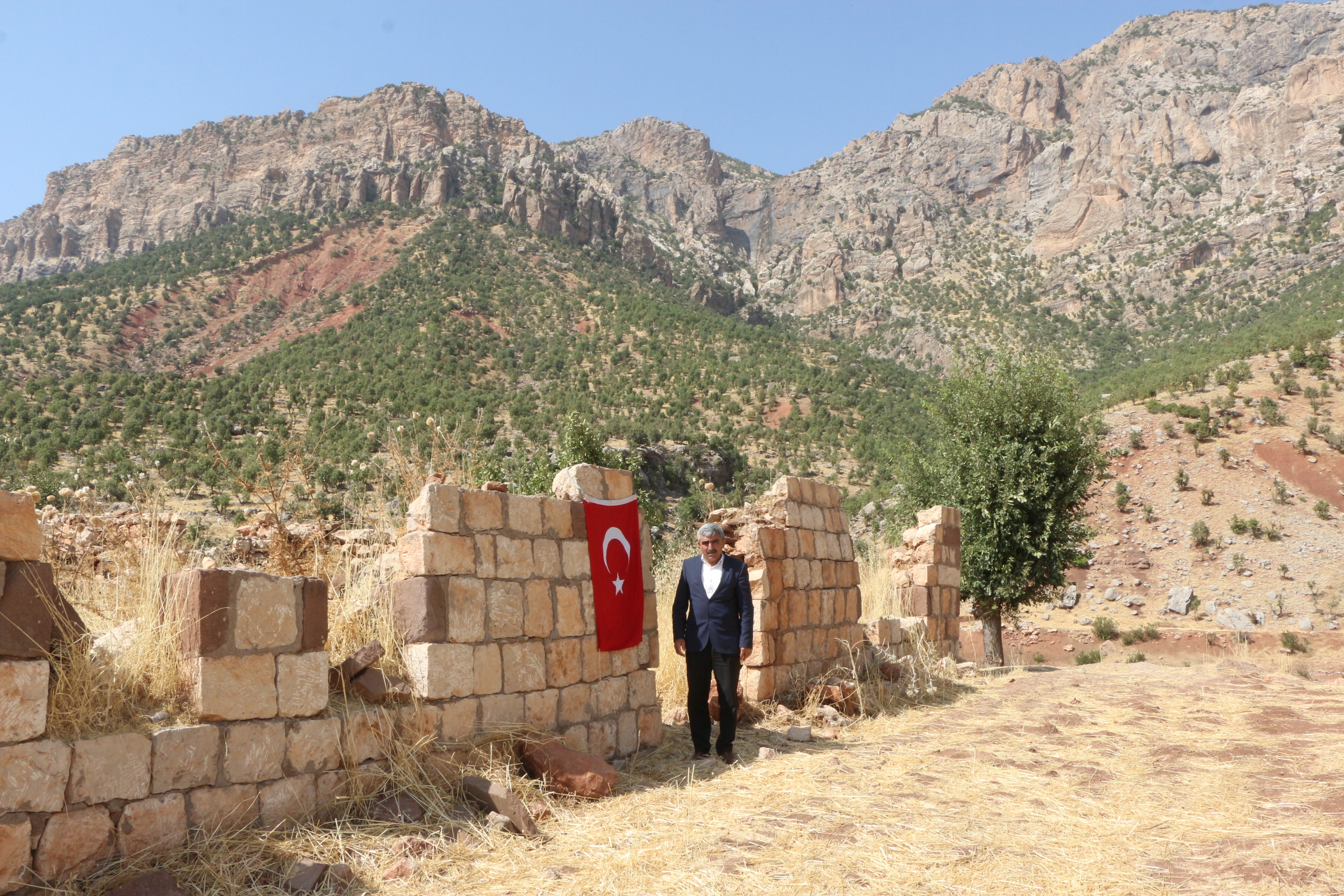 PKK'NIN 12 YAKININI KATLETTİĞİ EVE 33 YILDIR TÜRK BAYRAĞI ASIYOR