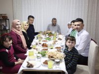 Başkan YARKA ve Eşi Şırnak'ta Bulunan Depremzedelerle İftar Yaptı
