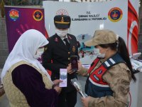 Kadın jandarmalar, Şırnak'ın köylerinde KADES'i anlattı