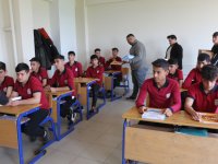 Silopi'de üniversite sınavına hazırlanan öğrencilere kaynak kitap desteği