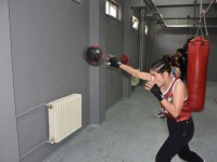 Okulun atıl alanı ringe dönüştürüldü, 2 öğrenci Avrupa'dan madalyayla döndü