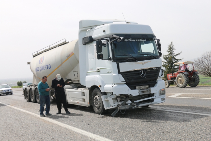 Adıyaman'da tır ile hafif ticari araç çarpıştı: 4 yaralı