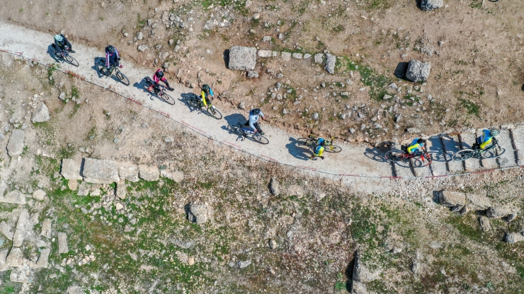 Bisiklet tutkunları 3 bin yıllık Zerzevan Kalesi'nde tarihe pedal çeviriyor