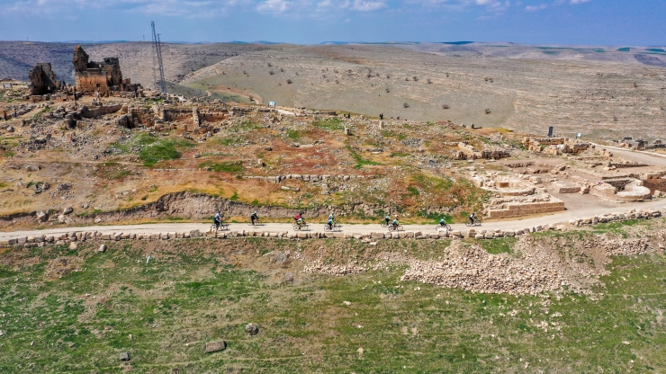 Bisiklet tutkunları 3 bin yıllık Zerzevan Kalesi'nde tarihe pedal çeviriyor