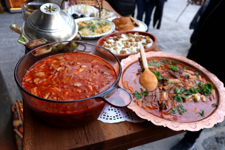 Diyarbakır'da kenger bitkisinden yapılmış yöresel yemek ve mezeler yarıştı