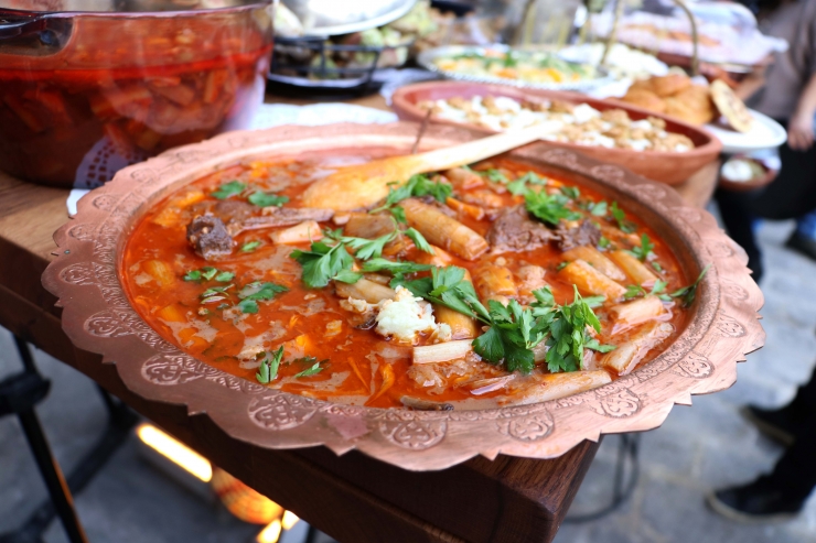 Diyarbakır'da kenger bitkisinden yapılmış yöresel yemek ve mezeler yarıştı