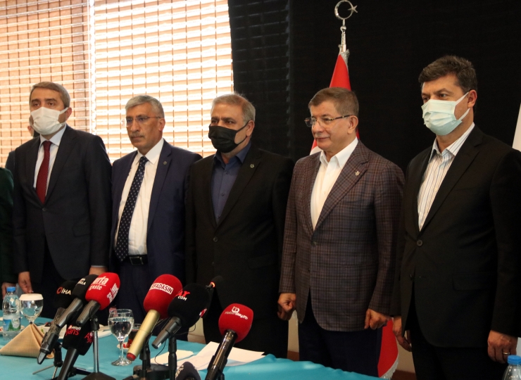 Gelecek Partisi Genel Başkanı Ahmet Davutoğlu, Şanlıurfa'da gazetecilerle bir araya geldi