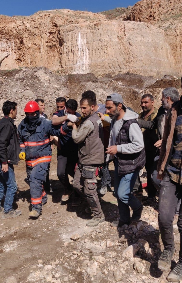 Mardin'de kaya parçası iş makinesinin üzerine devrildi: 1 ölü, 1 yaralı