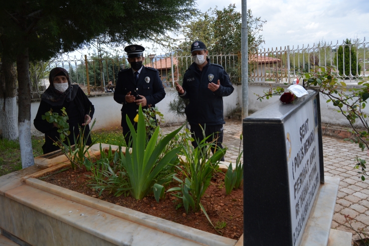 Şehit annesi bir yıldır ziyaret edemediği oğlunun mezarına polislerin yardımıyla gitti