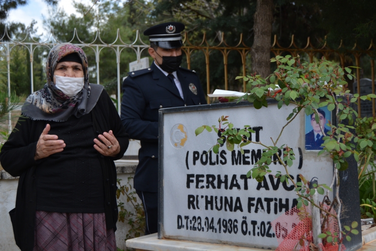 Şehit annesi bir yıldır ziyaret edemediği oğlunun mezarına polislerin yardımıyla gitti