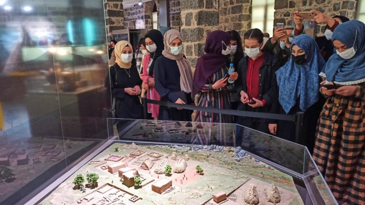 Diyarbakır'da Konuk Evi Kız Öğrenci Yurdu'ndan kalan öğrenciler tarihi ve kutsal mekanları gezdi