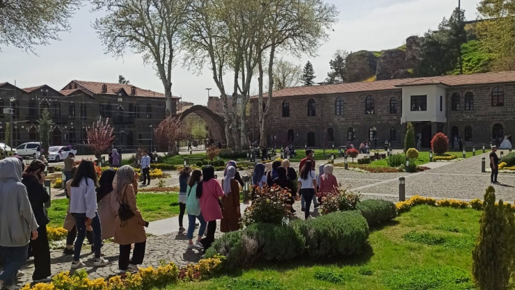 Diyarbakır'da Konuk Evi Kız Öğrenci Yurdu'ndan kalan öğrenciler tarihi ve kutsal mekanları gezdi