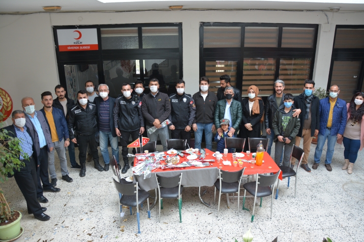 Şanlıurfa'da kavga ihbarına gelen polislere sürpriz kutlama yapıldı