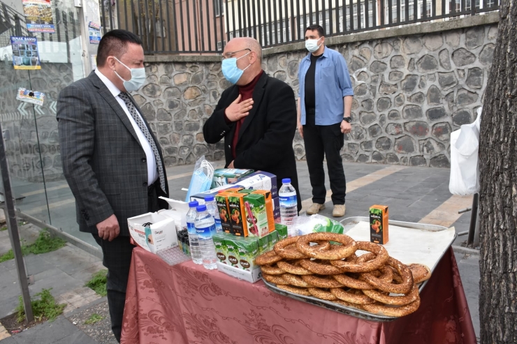 Bağlar Belediye Başkanı Beyoğlu, simitçinin talebini karşıladı