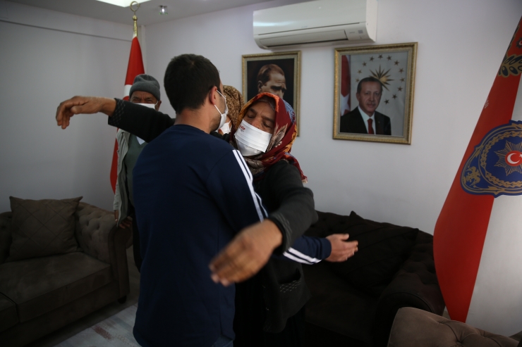 Gaziantep'te polisin ikna çalışması sonucu teslim olan terörist ailesiyle buluşturuldu