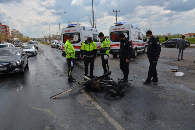 Şanlıurfa'da kamyon motosikletle çarpıştı: 4 yaralı