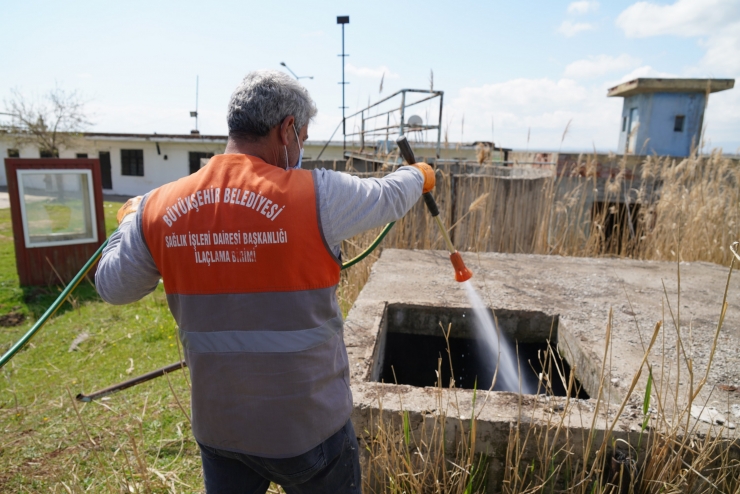 Diyarbakır Büyükşehir Belediyesi, ilaçlama çalışmasını sürdürüyor