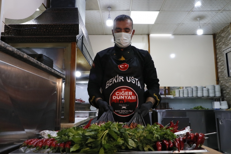 RAHMET VE BEREKET AYI: RAMAZAN - Şanlıurfa'da ramazanın vazgeçilmez lezzeti ciğer kebabı, tutkunlarına pakette ulaşıyor