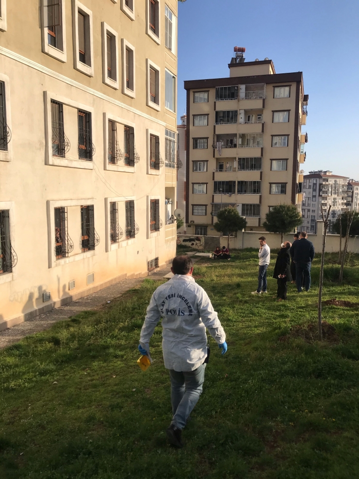 Gaziantep'te bir apartmanın 11'inci katından düşen kız çocuğu yaşamını yitirdi