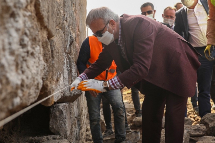 Diyarbakır Valisi Karaloğlu, tarihi surlardaki burçlarda başlatılan restorasyon çalışmalarını inceledi