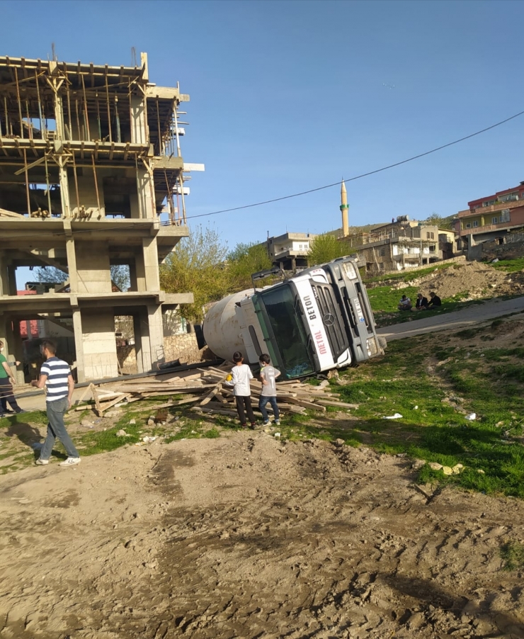 Gercüş'te beton mikseri devrildi