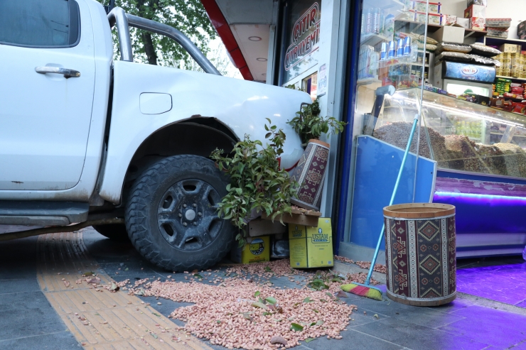 Siirt'te kendiliğinden hareket eden pikabın çarptığı kişi yaralandı