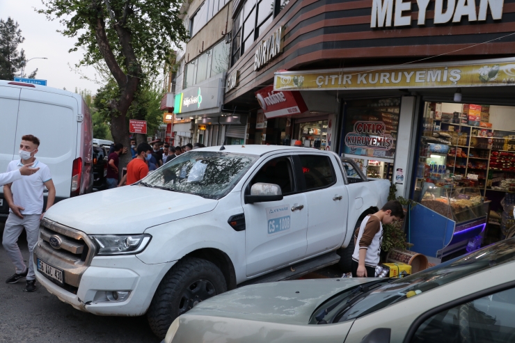 Siirt'te kendiliğinden hareket eden pikabın çarptığı kişi yaralandı