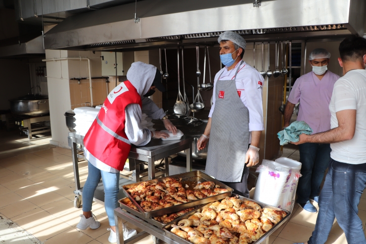 Vefa ekipleri ihtiyaç sahibi 65 yaş ve üstü vatandaşlara iftar yemeği ulaştırıyor