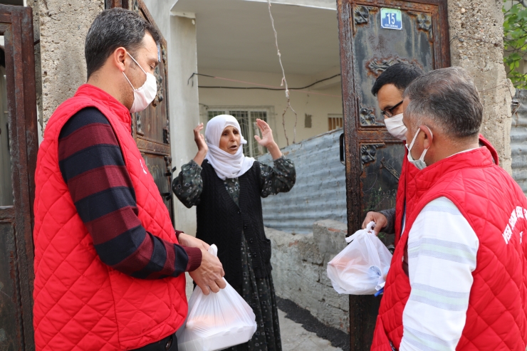 Vefa ekipleri ihtiyaç sahibi 65 yaş ve üstü vatandaşlara iftar yemeği ulaştırıyor