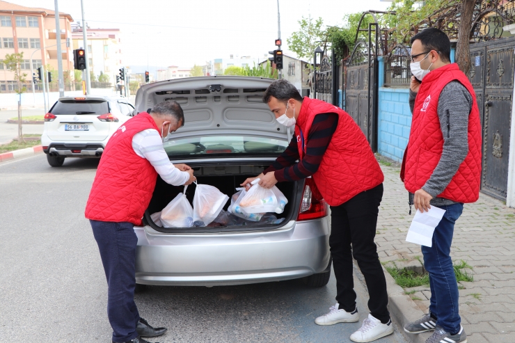 Vefa ekipleri ihtiyaç sahibi 65 yaş ve üstü vatandaşlara iftar yemeği ulaştırıyor