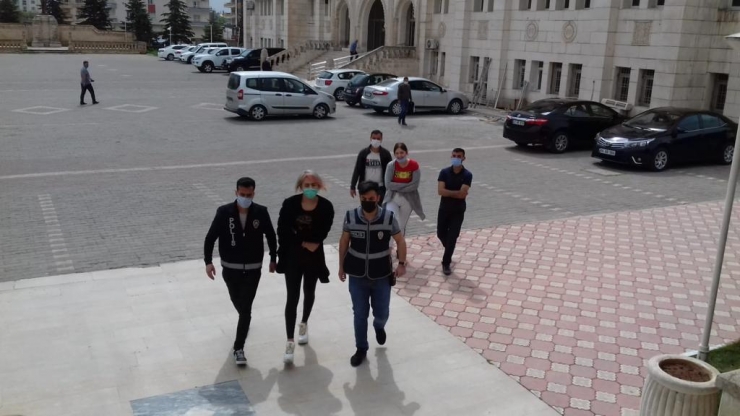 GÜNCELLEME - Adana'da türbede saygısızlık yaptığı gerekçesiyle gözaltına alınan şüpheli hakkında adli kontrol kararı