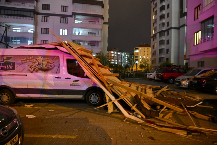 GÜNCELLEME 2 - Gaziantep'te rüzgar hasara neden oldu