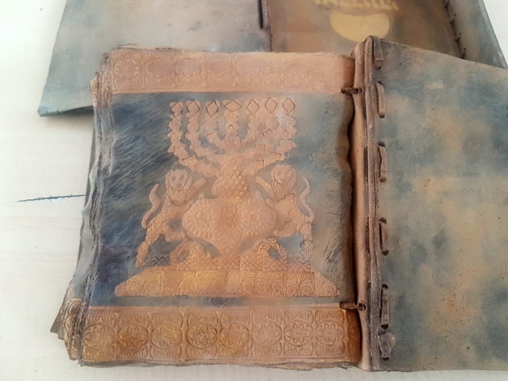 Şanlıurfa'da tarihi eser niteliği taşıyan kitap ve eserler ele geçirildi