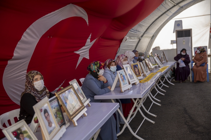 Diyarbakır annelerinden çocukları dağa kaçırılan Muş'taki ailelere destek