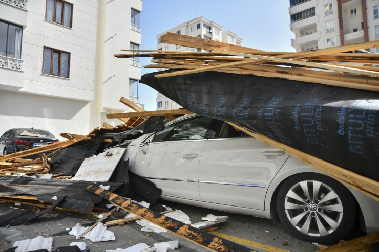 Gaziantep'te rüzgarın neden olduğu hasar tespit ediliyor