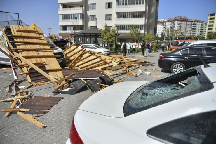 Gaziantep'te rüzgarın neden olduğu hasar tespit ediliyor