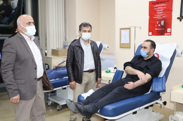 Siirt'te kan bağış kampanyasına sağlık çalışanları ve vatandaşlar ilgi gösterdi