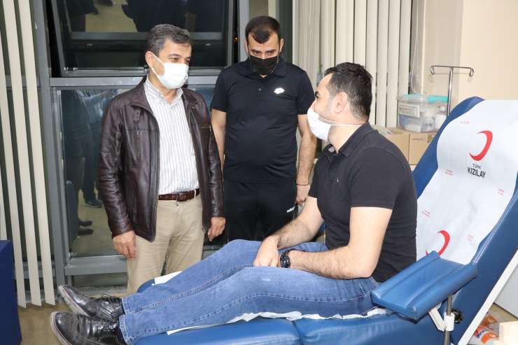 Siirt'te kan bağış kampanyasına sağlık çalışanları ve vatandaşlar ilgi gösterdi