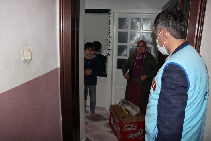 "İyilik elçisi" din görevlisi sahurda ihtiyaç sahiplerinin kapısını çalıyor