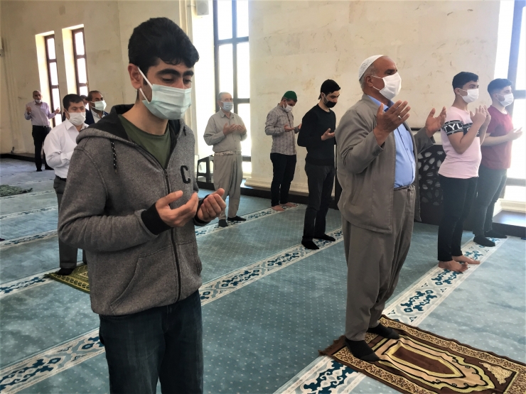 Şanlıurfa'da kuraklığa karşı cuma namazı sonrası yağmur duası yapıldı